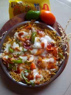 मैगी पिज़्ज़ा (Maggi Pizza recipe in Hindi) रेसिपी मुख्य फोटो