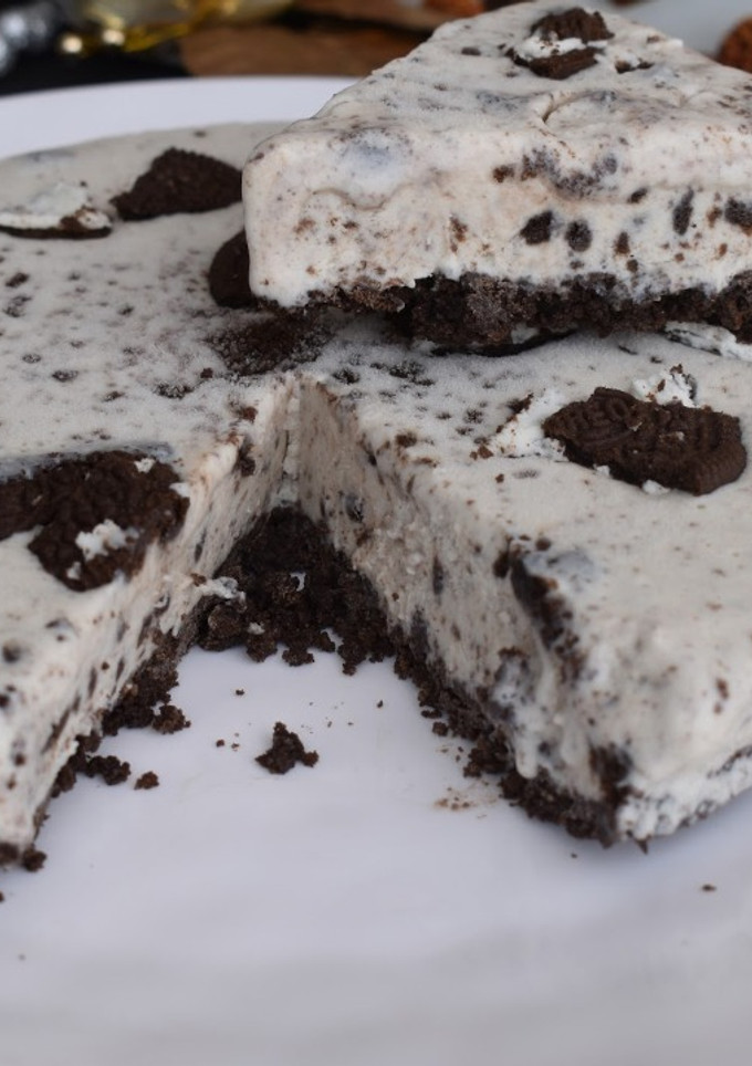 A picture of Cookies and Ice Cream Cake.