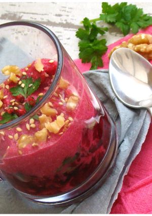 Une photo de Verrine de Mousse de betterave aux noixet graines de sésames