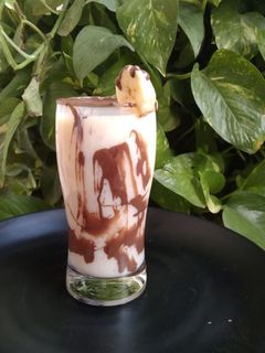 ચોકલેટ બનાના મિલ્ક શેક (Chocolate Banana Milk Shake Recipe In Gujarati) રેસીપી મુખ્ય ફોટો