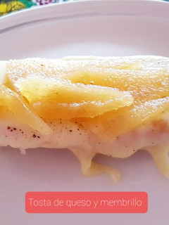 Una foto de Tosta de queso fundido y membrillo