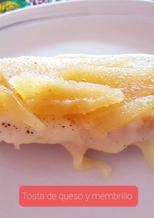 Una foto de Tosta de queso fundido y membrillo