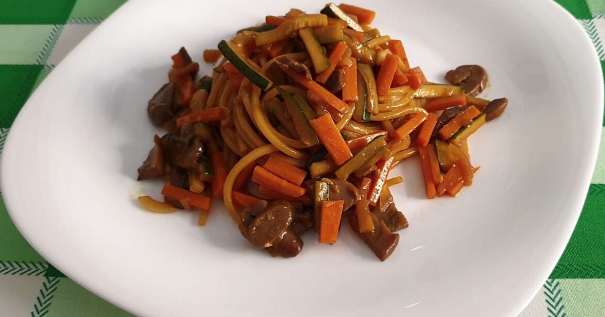 Ricetta Spaghetti Con Verdure Saltate E Salsa Di Soia di Stefania Fusco ...