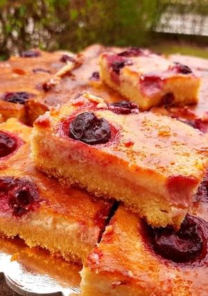O poză a rețetei Brownies cheesecake cu vișine.