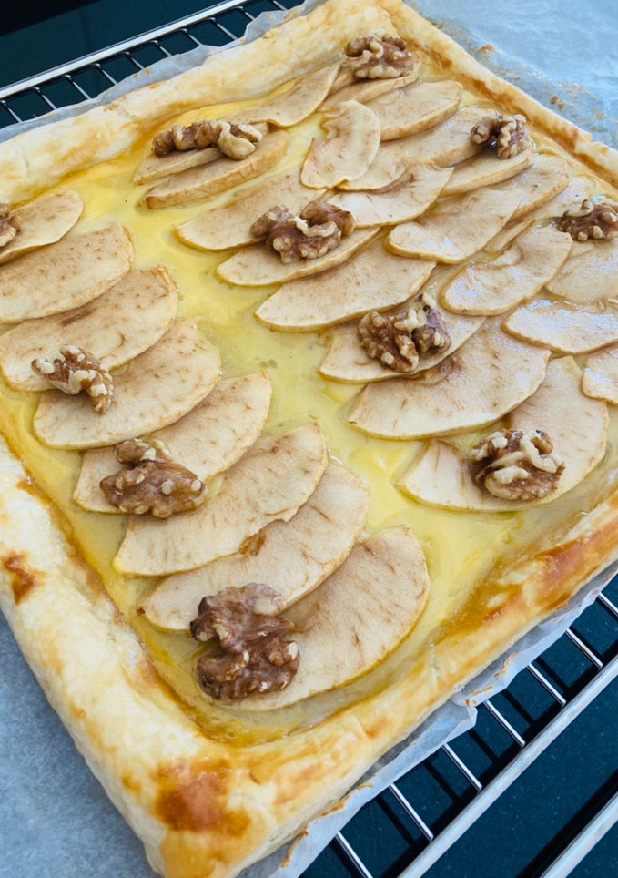 Una foto de Hojaldre de crema y manzana