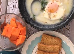 Una foto de Desayuno saludable con unos huevos pochados