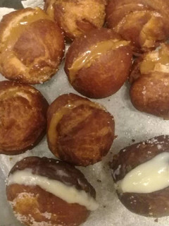 Una foto de Bolitas de fraile rellenas de dulce de leche y crema pastelera