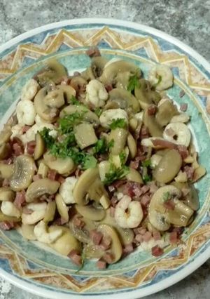 Una foto de Salteado de champiñones con gambas y taquitos de jamón