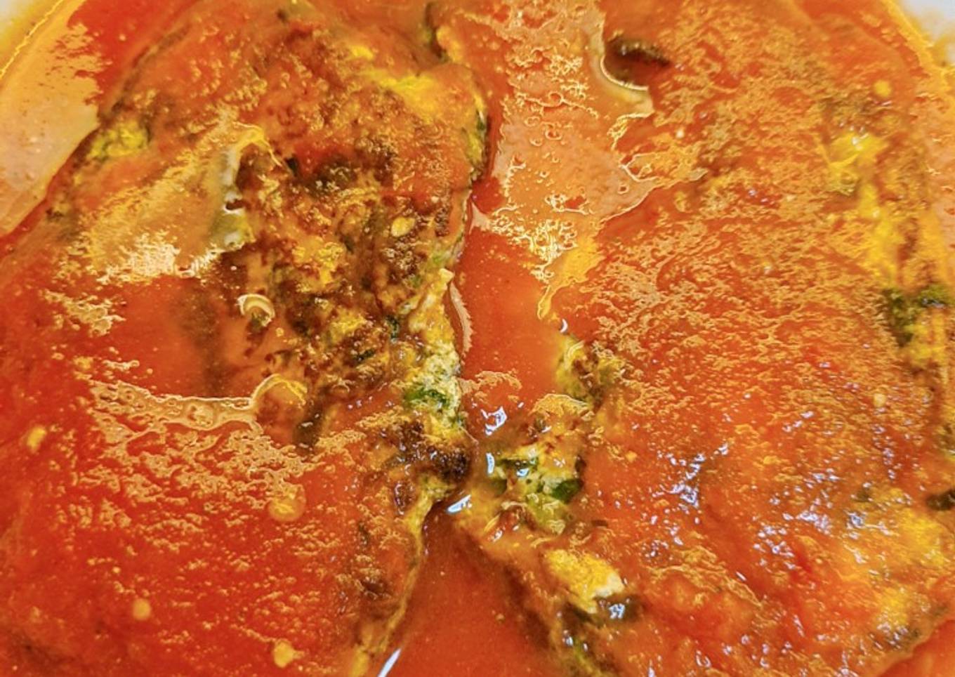 Tortas de epazote, en caldillo de jitomate