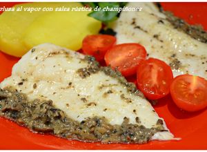 Una foto de Merluza al vapor con salsa rústica de champiñones. (Thermomix)