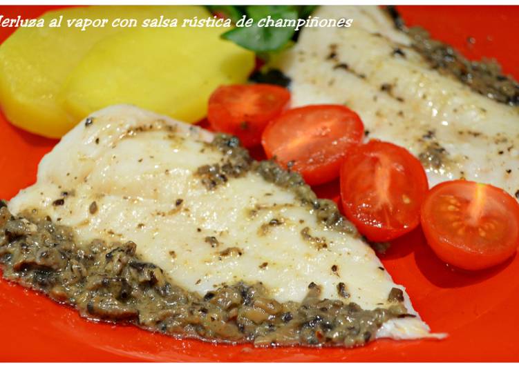 Merluza al vapor con salsa rústica de champiñones. (Thermomix)