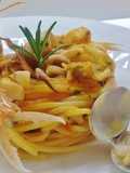 Spaghetti con scampi, gamberi, calamari e vongole