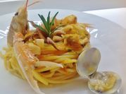 Una foto di spaghetti alle vongole