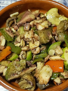 Una foto de Potón con verduras y especias