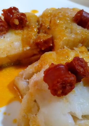 Una foto de Bacalao con chorizo a la salsa virgen