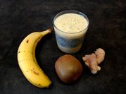 Una foto de batido de banano con leche