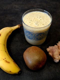 Una foto de Batido de plátano, jengibre y kiwi