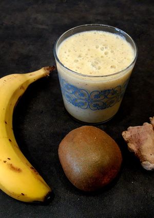 Una foto de Batido de plátano, jengibre y kiwi