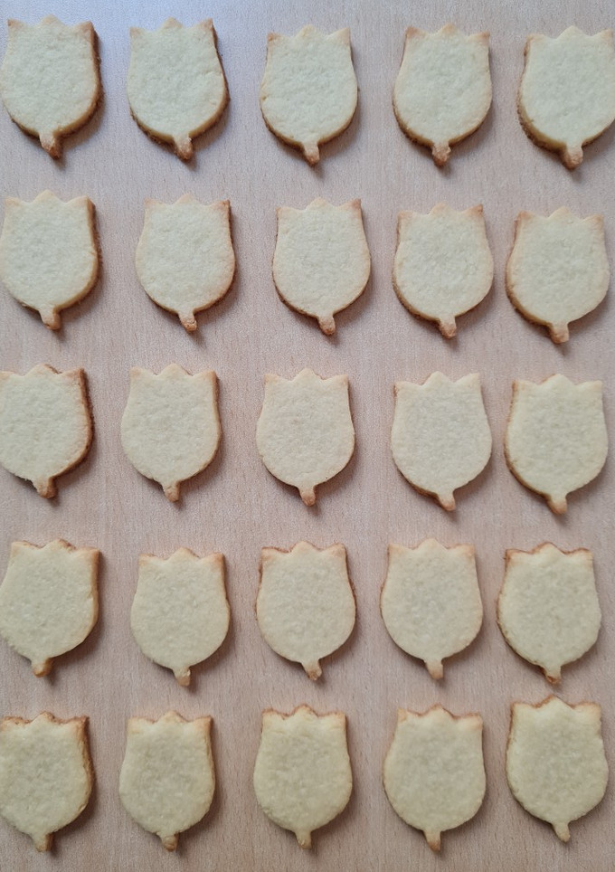 Una foto de Galletas de coco (tulipanes tersos al tacto) 🌷🌷 🌷 🌷 🌷 🌷