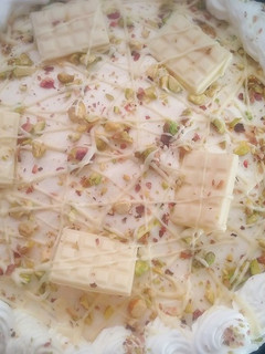 Una foto de Tarta de chocolate blanco y pistachos