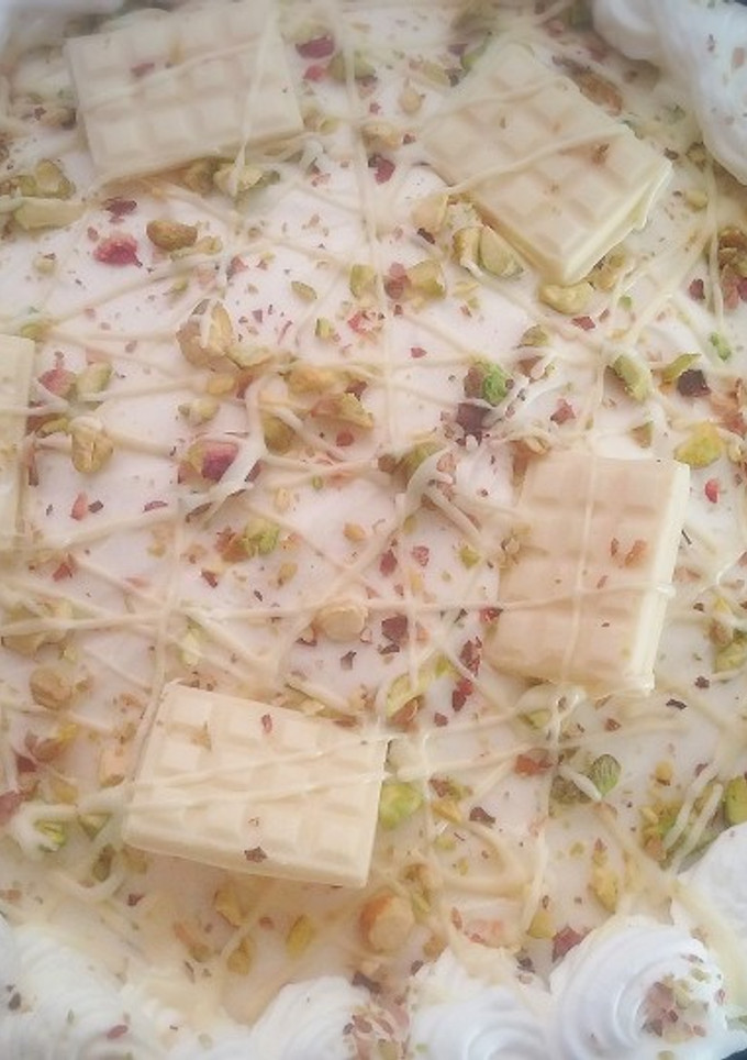 Una foto de Tarta de chocolate blanco y pistachos