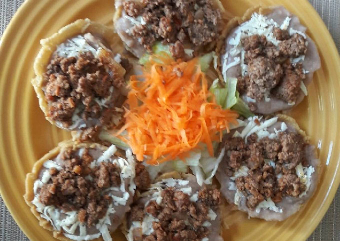 Sopes de frijoles con carne