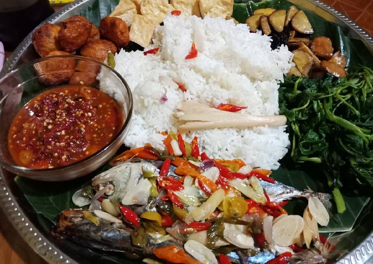 Bagaimana Menyiapkan Nasi liwet (magic com). khas Sunda dan pepes ikan peda, Bisa Manjain Lidah
