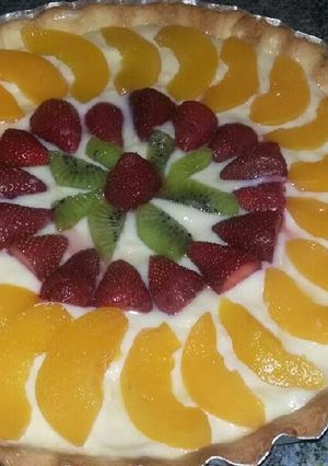 Una foto de Torta de crema pastelera y frutas