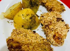 Una foto de Pollo crispy al horno con papas cocidas 🥘