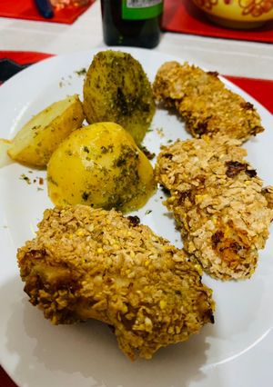 Una foto de Pollo crispy al horno con papas cocidas 🥘