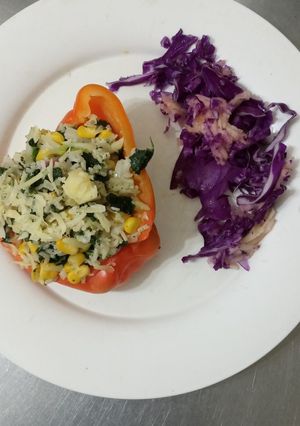 Una foto de Morrones rellenos light con cortorno fresco
