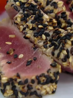 Foto de Atum Selado com Gergelim e Molho Agridoce