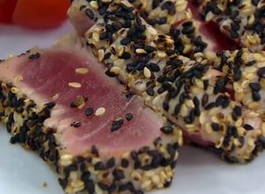 Foto de Atum Selado com Gergelim e Molho Agridoce