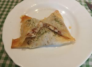 Una foto de Briwat de pollo y cebolla caramelizada Exprés