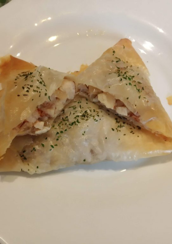Una foto de Briwat de pollo y cebolla caramelizada Exprés