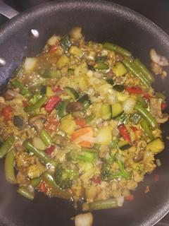 Una foto de Verduras con soja texturizada y curry