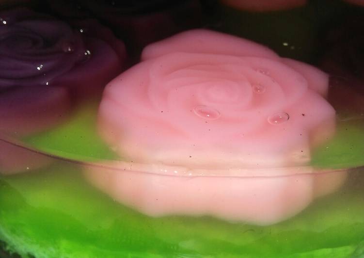 Langkah Mudah untuk Menyiapkan Puding mawar kaca berlumut, Menggugah Selera
