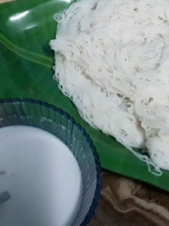 இடியப்பம் தேங்காய் பால் (Idiappam thenkaaipaal recipe in tamil) செய்முறை முக்கிய புகைப்படம்