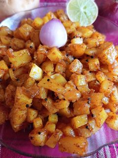 ડુંગળી બટાકા નું શાક (Dungli Bataka Shak Recipe In Gujarati) રેસીપી મુખ્ય ફોટો