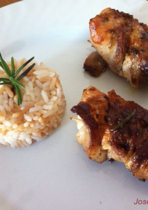 Una foto de Rollos de pollo y tocino/ Involtini di pollo e pancetta