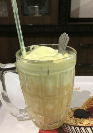 A picture of Mango shake with ice cream.