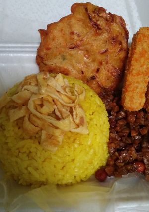 Foto resep Nasi Kuning Magic Com Praktis
