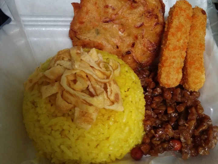 Langkah Mudah untuk Menyiapkan Resep  Nasi Kuning Magic Com Praktis yang Bisa Manjain Lidah, Lezat
