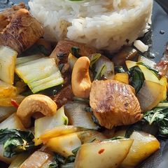 A picture of Marinated chicken with paksoi.
