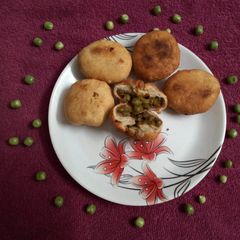A picture of Matar Kachori.