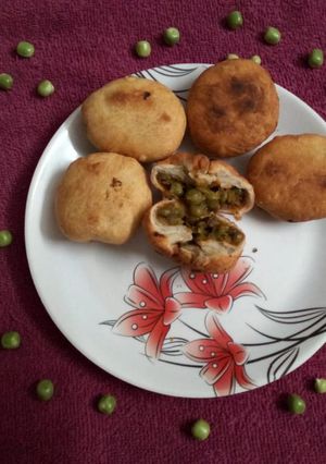 A picture of Matar Kachori.
