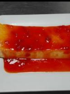 Una foto de Flan de queso con reducción de fresas🧀🥚🥛🍓🍯😋
