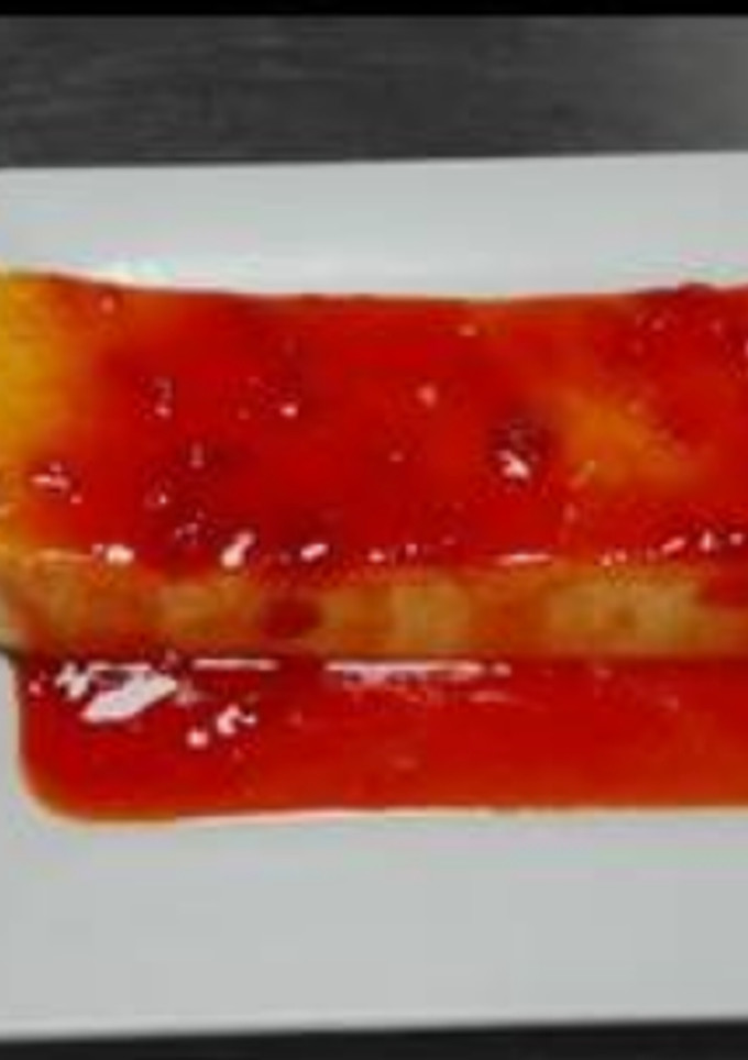 Una foto de Flan de queso con reducción de fresas🧀🥚🥛🍓🍯😋