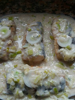 Una foto de Merluza con bechamel de puerros