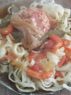 Una foto de Fideos caseros con estofado de pollo